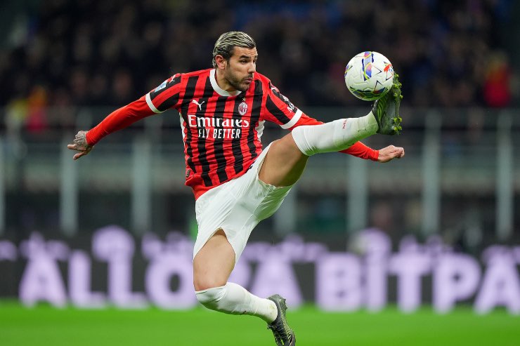 Milan, fissato il prezzo per l'erede di Theo Hernandez: occhio alla concorrenza