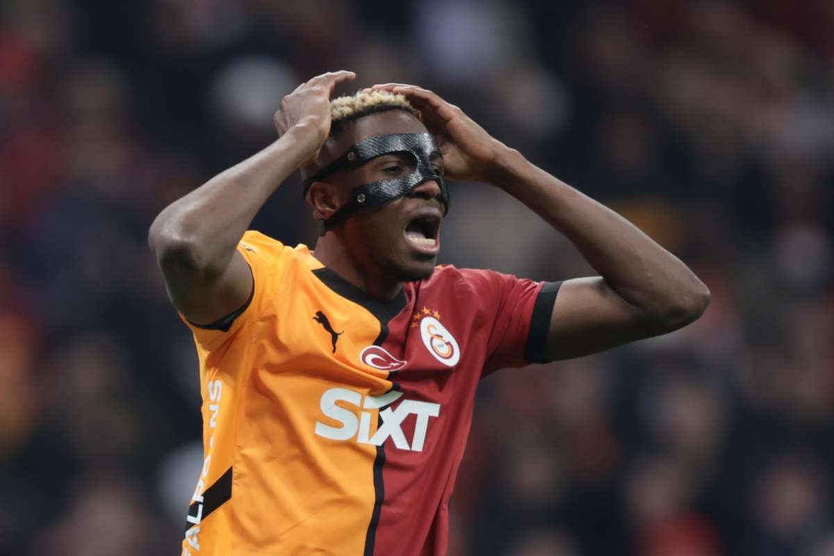 Victor Osimhen con le mani nei capelli