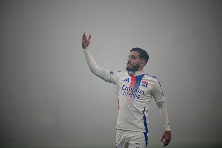 Cherki tra la nebbia con il braccio destro alzato