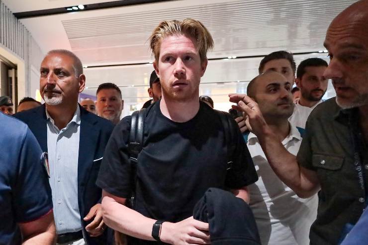 De Bruyne atterra a Fiumicino circondato dalla folla