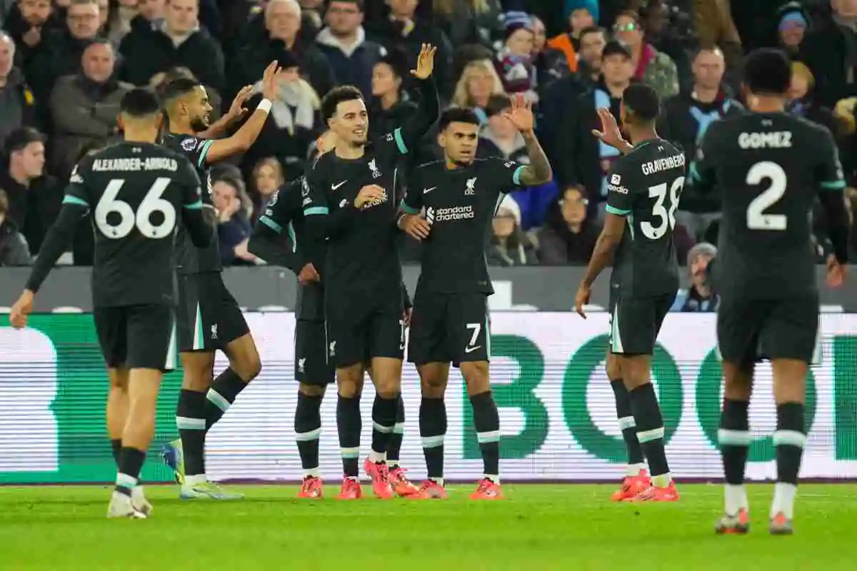 Il Liverpool festeggia in gruppo dopo un gol segnato