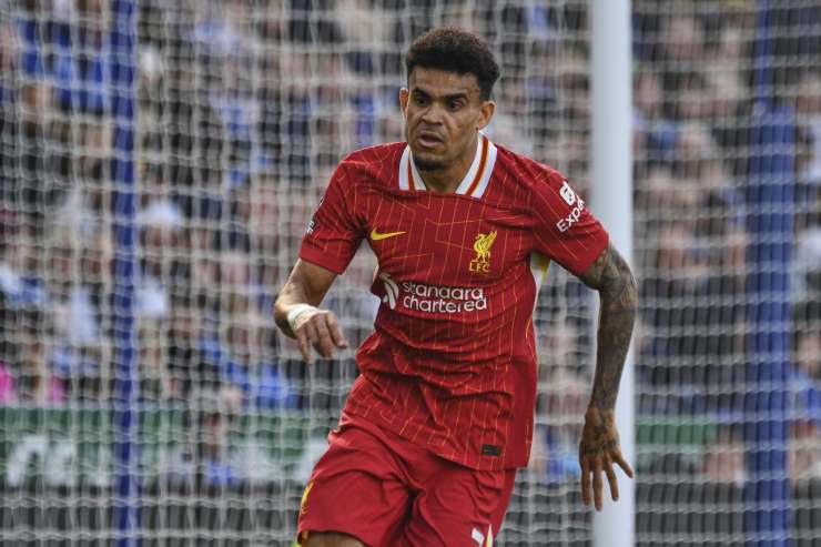 Luis Diaz in campo con indosso la maglia del Liverpool