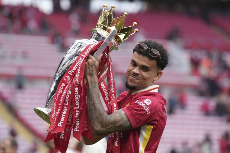 Luis Diaz festeggia con il trofeo della Premier League