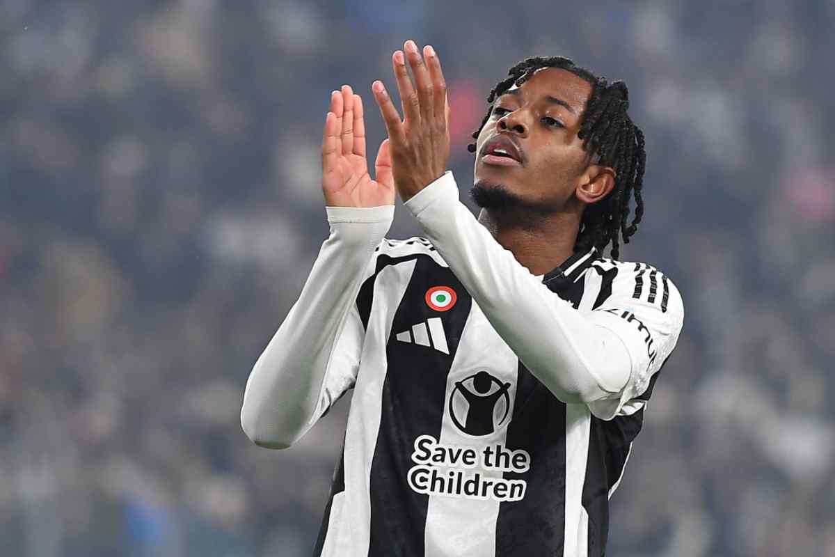 Mbangula applaude il pubblico