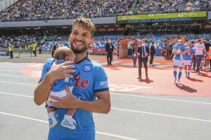 Mertens a bordo campo con la maglia del Napoli e in braccio il figlio Ciro