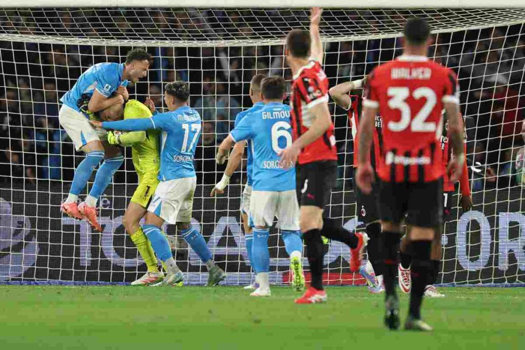 Il Napoli abbraccia Meret mentre sullo sfondo ci sono giocatori del Milan