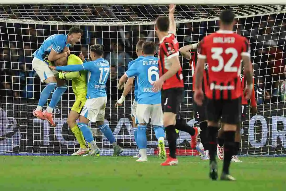 Il Napoli abbraccia Meret mentre sullo sfondo ci sono giocatori del Milan