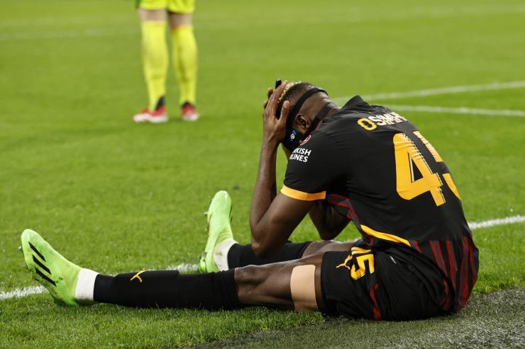 Osimhen sconsolato in campo con la maglia del Galatasaray e le mani tra i capelli