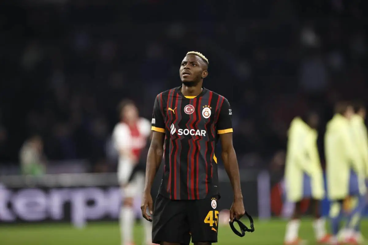 Osimhen in campo con la maglia del Galatasaray e la maschera in mano