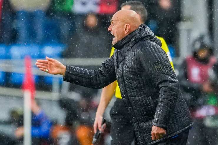 Spalletti dà indicazioni in piedi