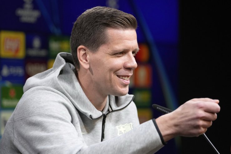 Szczesny immortalato sorridente in conferenza stampa