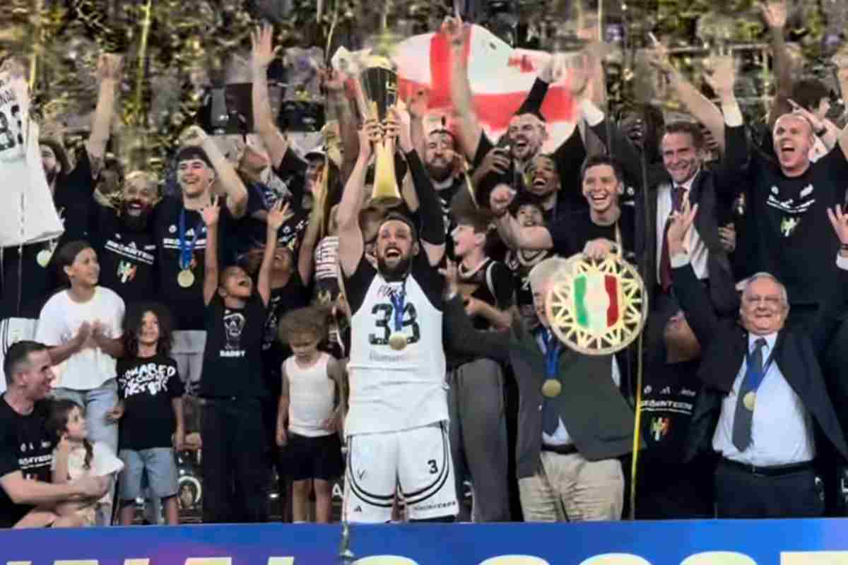 LBA, la Virtus Bologna è campione d’Italia e omaggia Achille Polonara: il video negli spogliatoi è da brividi LBA, la Virtus Bologna è campione d’Italia e omaggia Achille Polonara: il video negli spogliatoi è da brividi