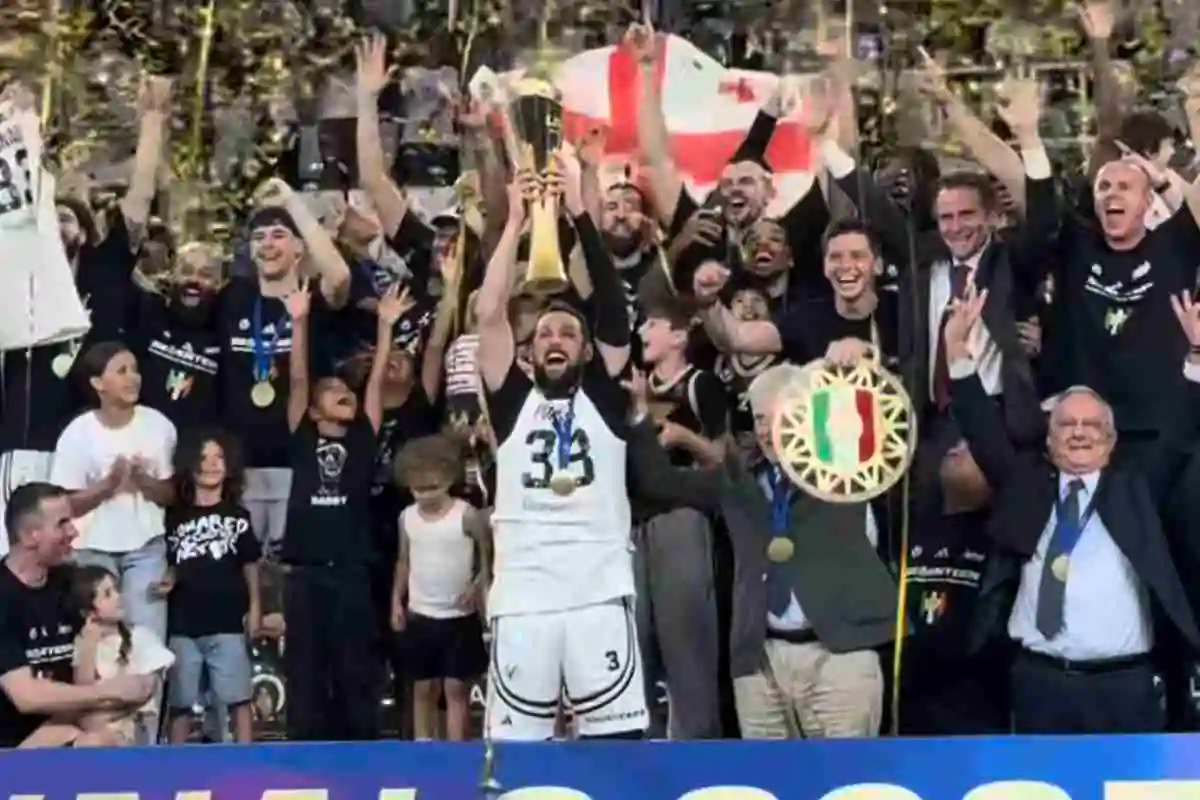 La Virtus Bologna festeggia la conquista dello Scudetto, Belinelli alza al cielo la coppa