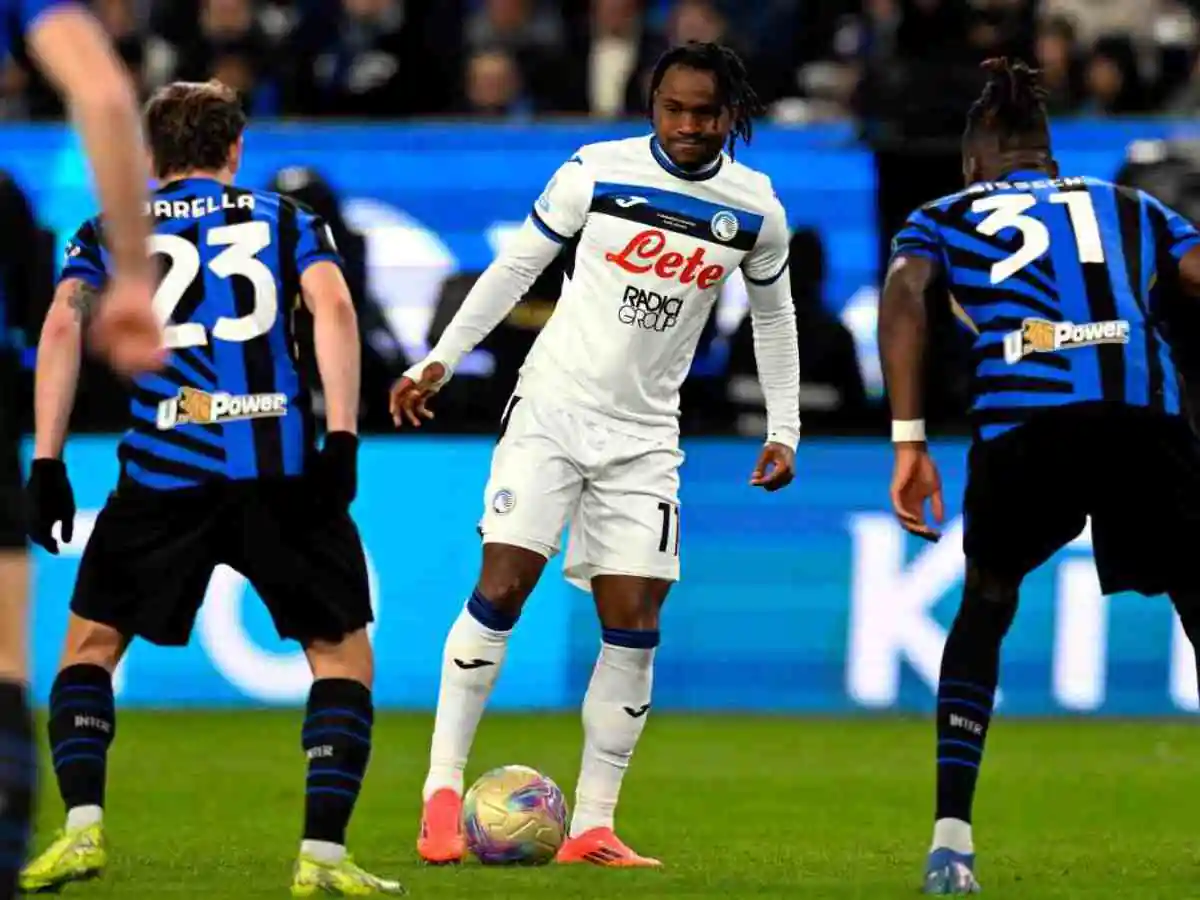 Ademola Lookman punta due calciatori dell'Inter