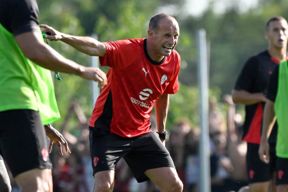 Allegri mentre dirige un allenamento come allenatore del Milan.