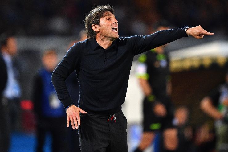 Conte mentre dà indicazioni