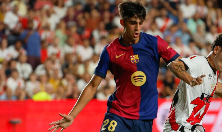 Marc Bernal in azione con la maglia del Barcellona nella stagione 2024-2025.