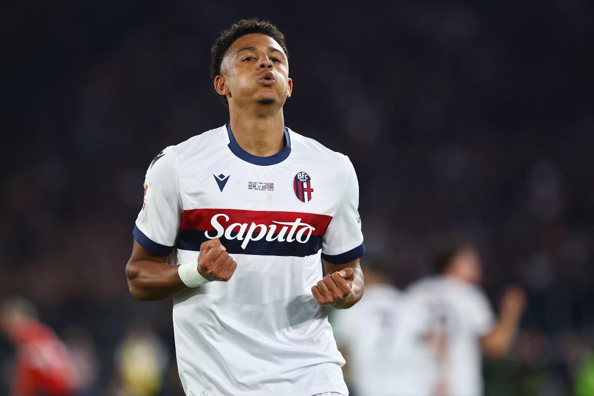 Ndoye esulta con la maglia del Bologna