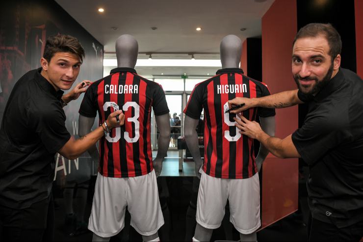 Caldara e Higuain alla presentazione col Milan