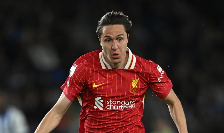 Federico Chiesa in azione con la maglia del Liverpool.