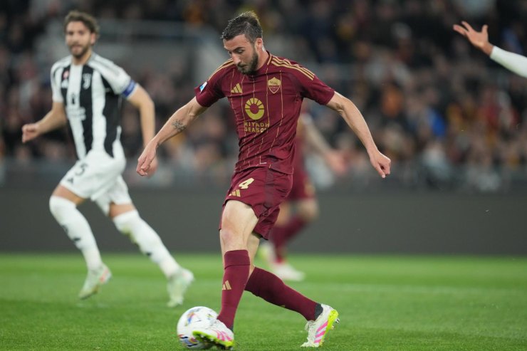 Bryan Cristante in campo con la maglia della Roma