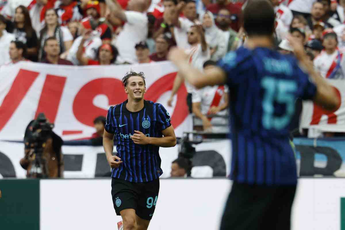 Francesco Pio Esposito esulta dopo il primo gol con la maglia dell'Inter