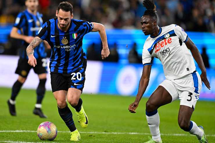 Hakan Calhanoglu in azione contro l'Atalanta