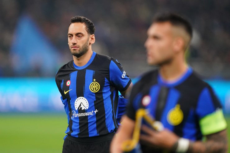 Hakan Calhanoglu e Lautaro Martinez