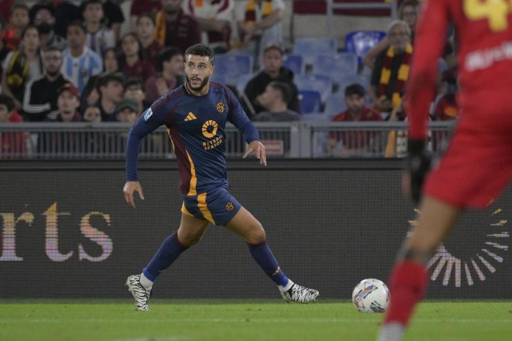 Mario Hermoso in campo con la maglia della Roma