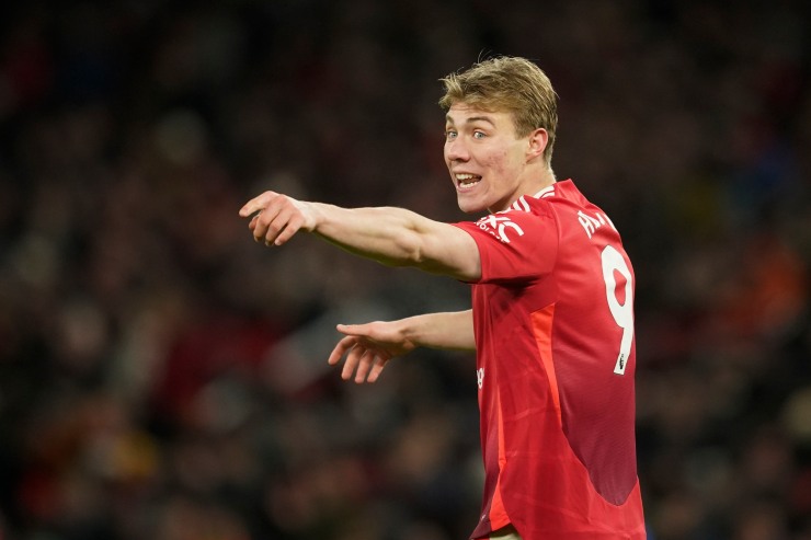 Hojlund in campo con il Manchester United