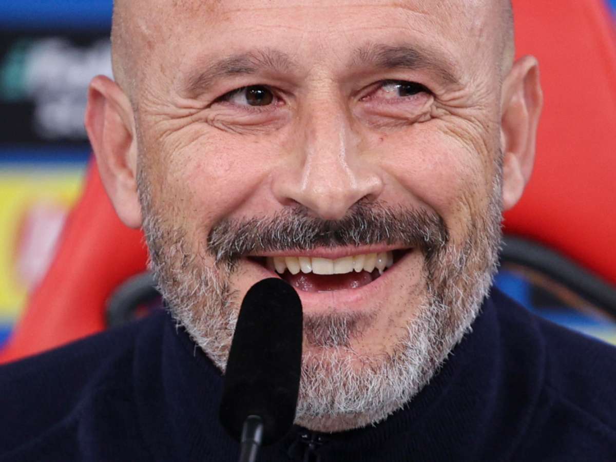 Un sorridente Vincenzo Italiano, tecnico del Bologna.