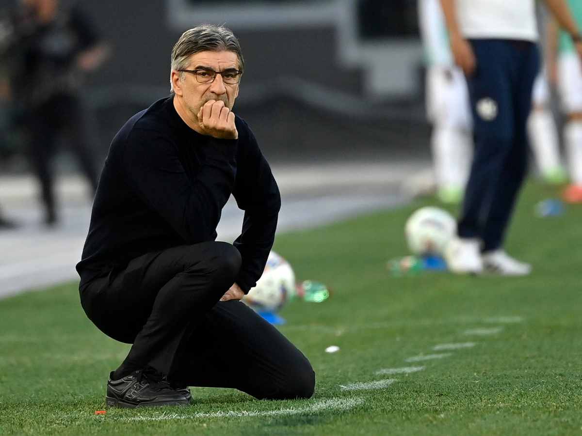 Ivan Juric osserva la partita a bordocampo