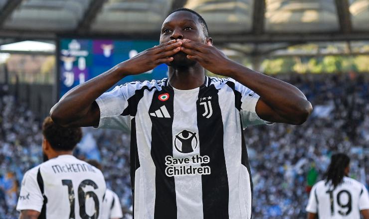 Kolo Muani con la maglia della Juventus nella stagione 2024-2025.