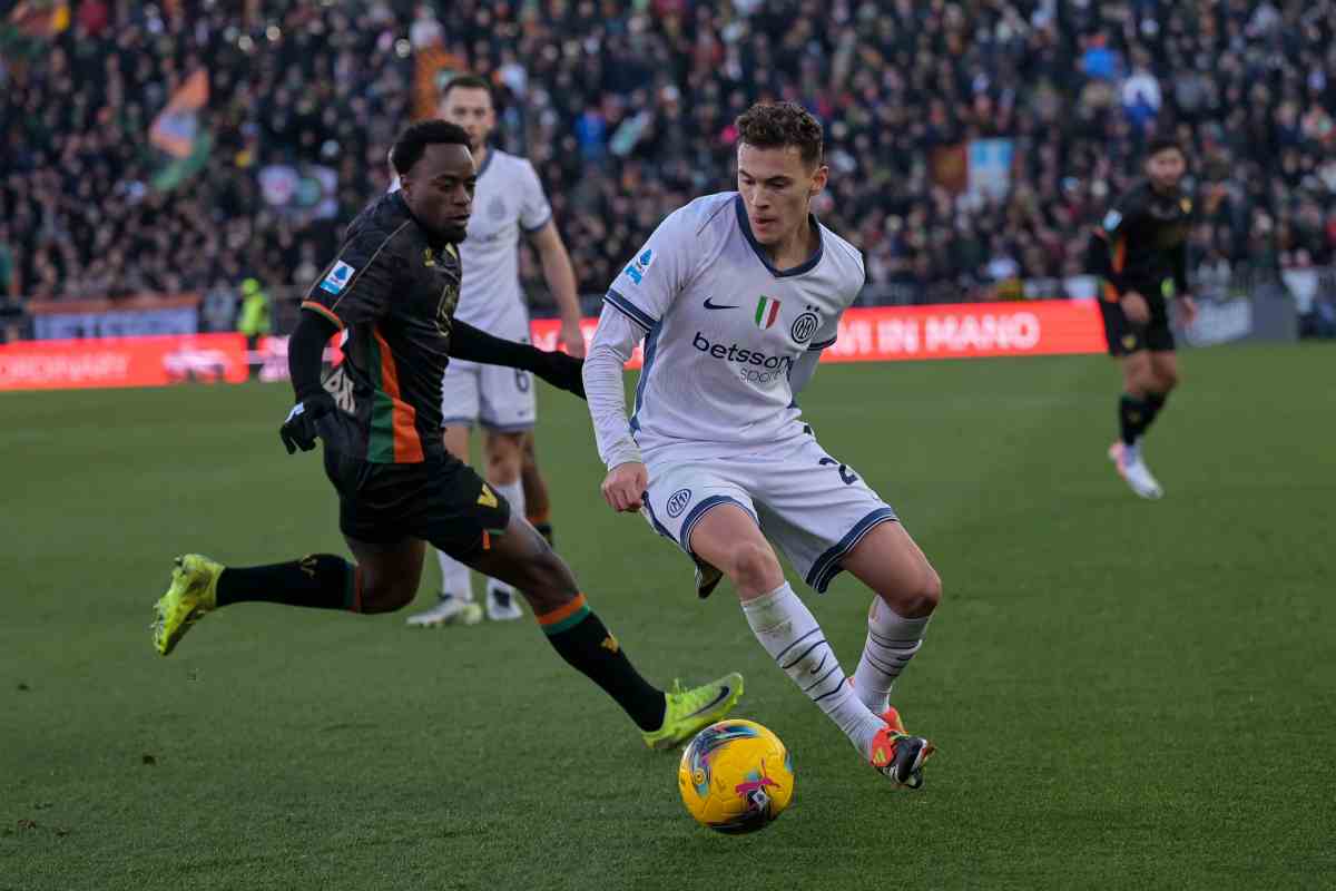 Kristjan Asllani in azione con la maglia dell'Inter contro il Venezia