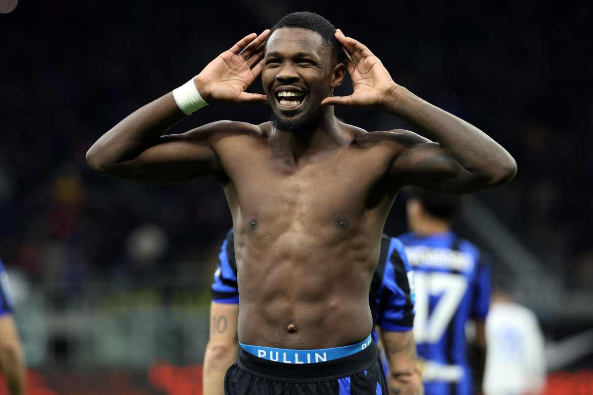 Marcus Thuram esulta con le mani alle orecchie