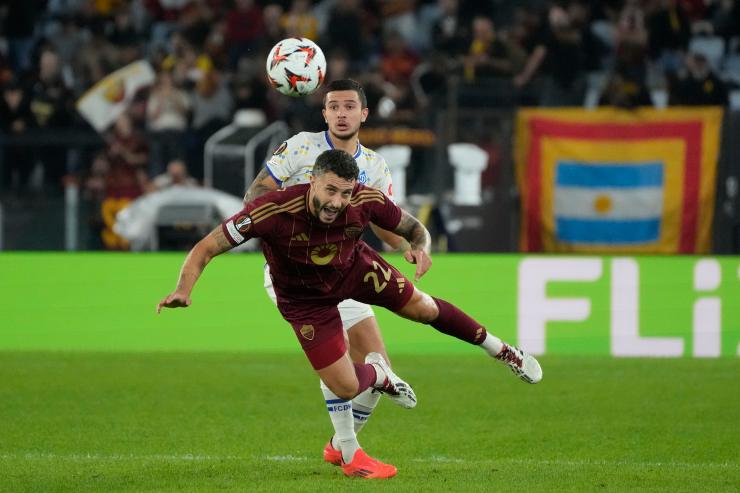 Mario Hermoso con la maglia della Roma