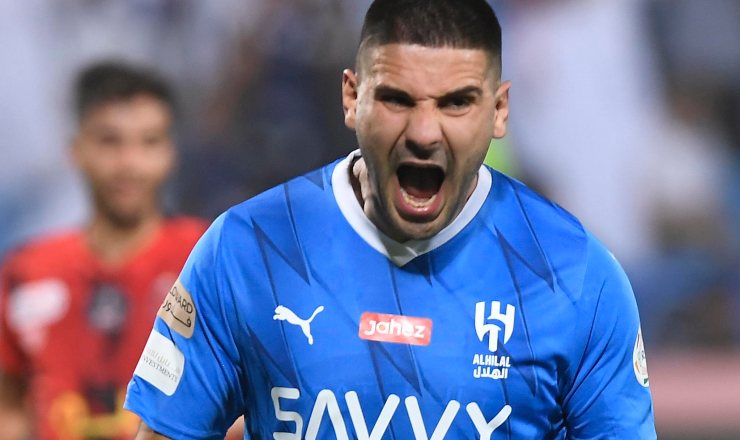Mitrovic con la maglia dell'Al-Hilal.
