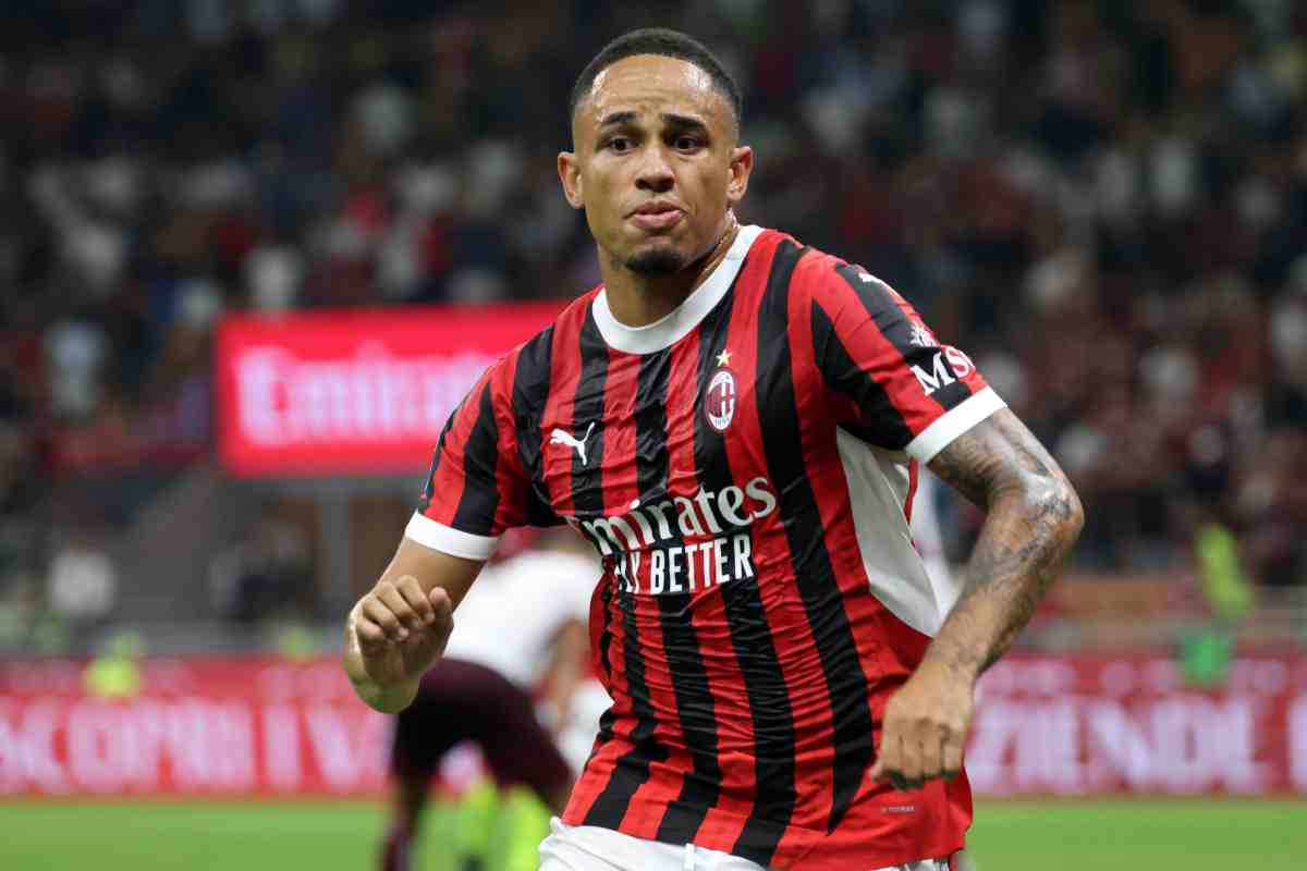 Noah Okafor con la maglia del Milan