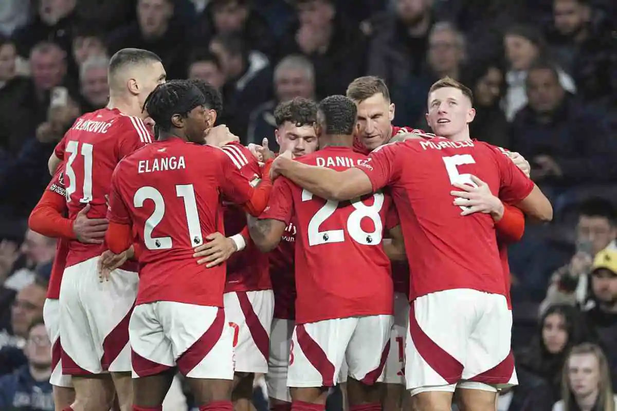 Il Nottingham Forest esulta dopo un gol