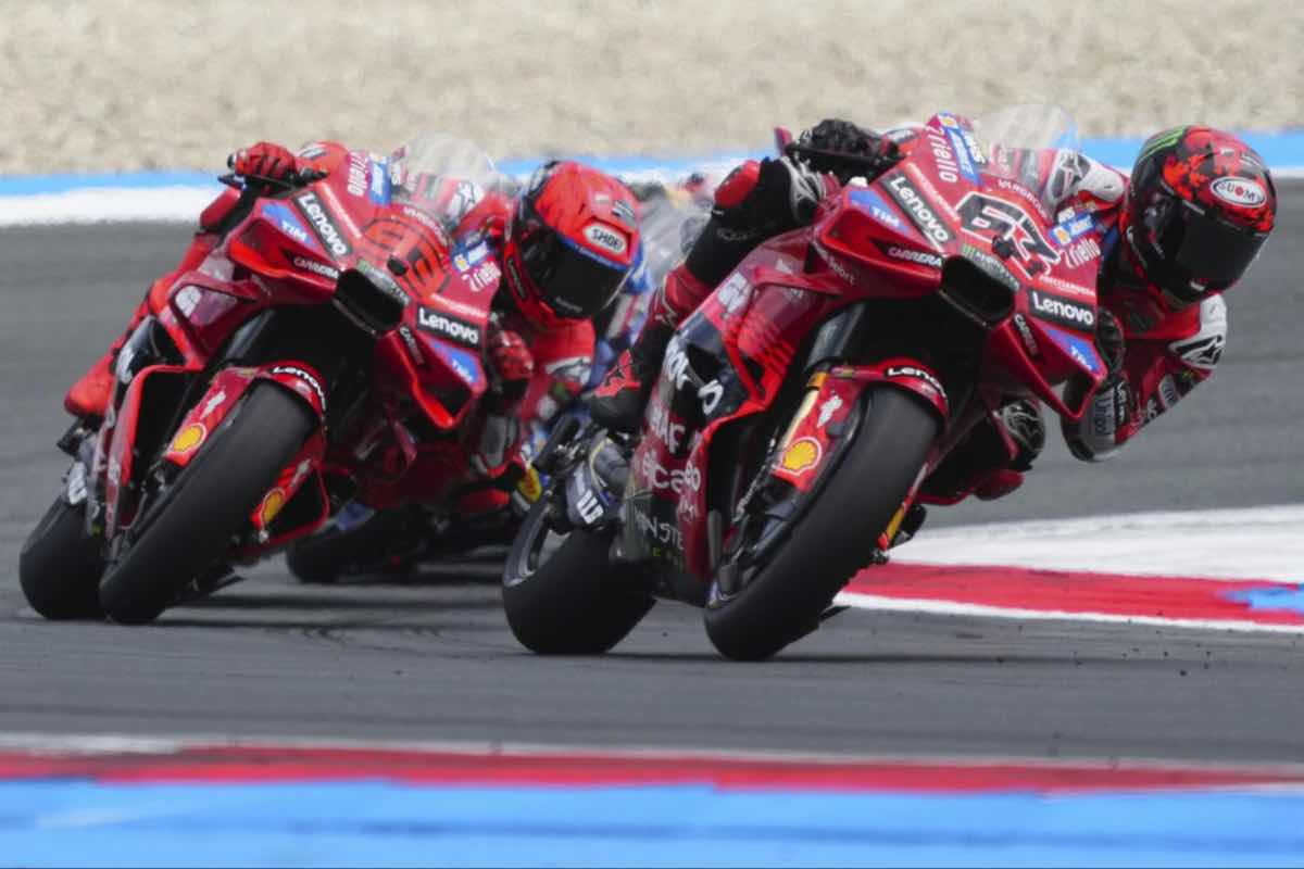 MotoGP, Marquez conquista la Sprint di Brno davanti ad Acosta: rammarico Bagnaia