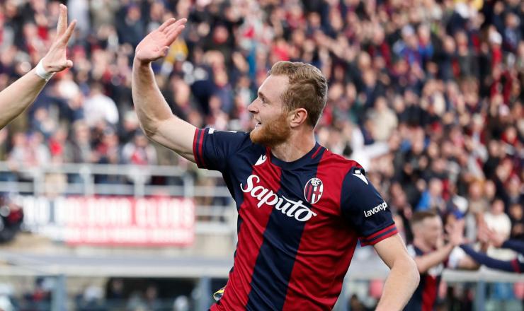 Pobega in azione con la maglia del Bologna.