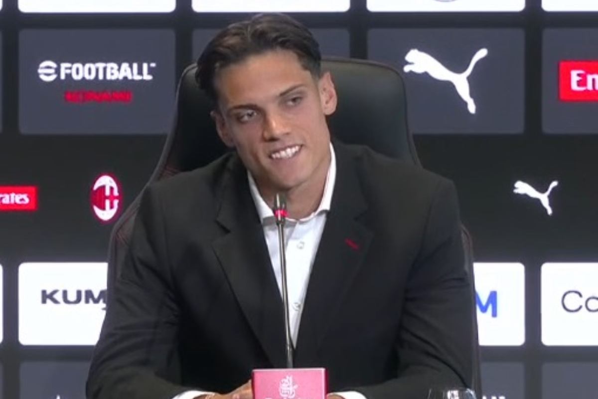 Ricci sorridente in conferenza