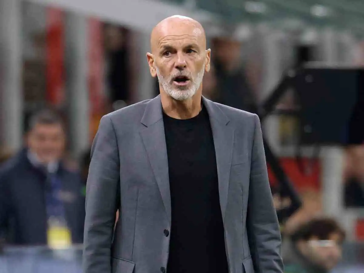 Stefano Pioli in giacca e maglia nera