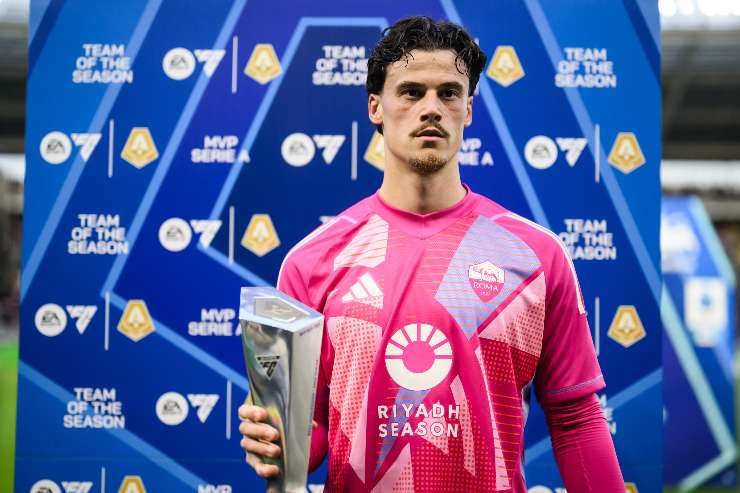 Svilar mentre riceve un premio