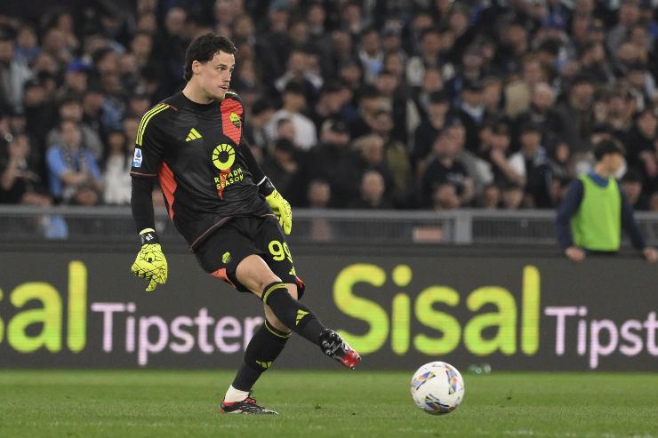 Svilar mentre controlla il pallone