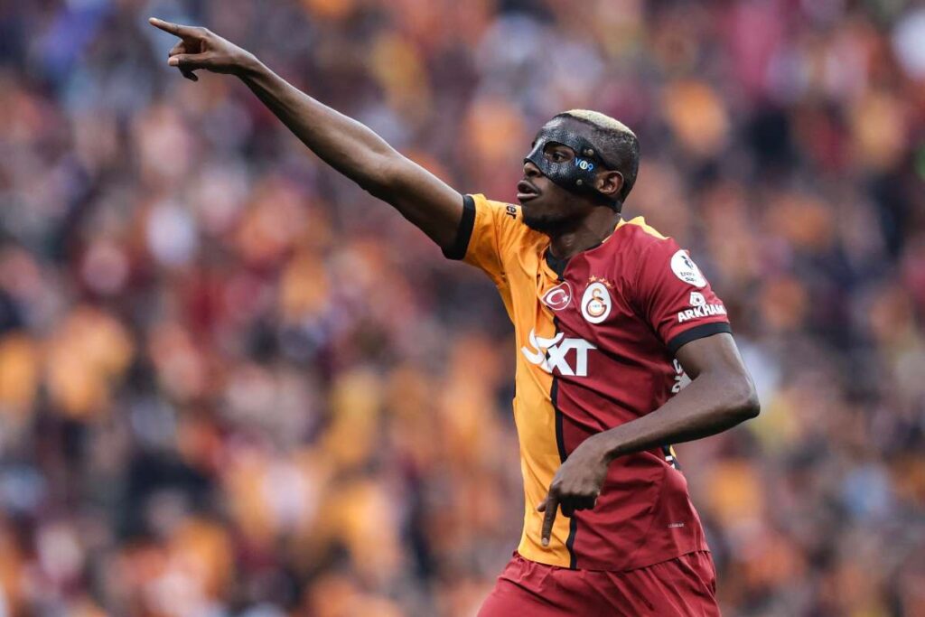 Victor Osimhen esulta