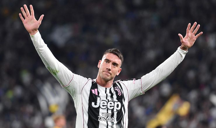 Dusan Vlahovic con la maglia della Juventus.