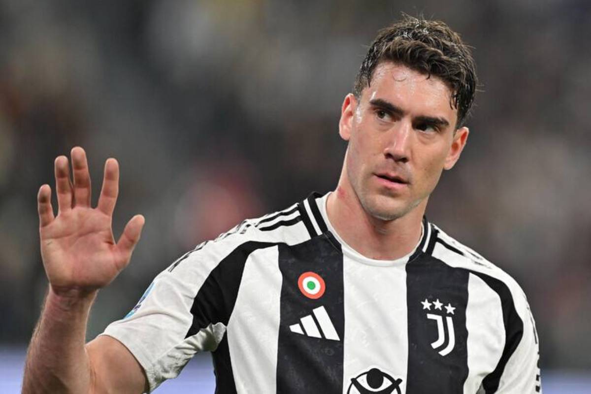 Mercato Juve, che affronto per Vlahovi? : si chiude a costo zero, tifosi infuriati Mercato Juve, che affronto per Vlahovi? : si chiude a costo zero, tifosi infuriati