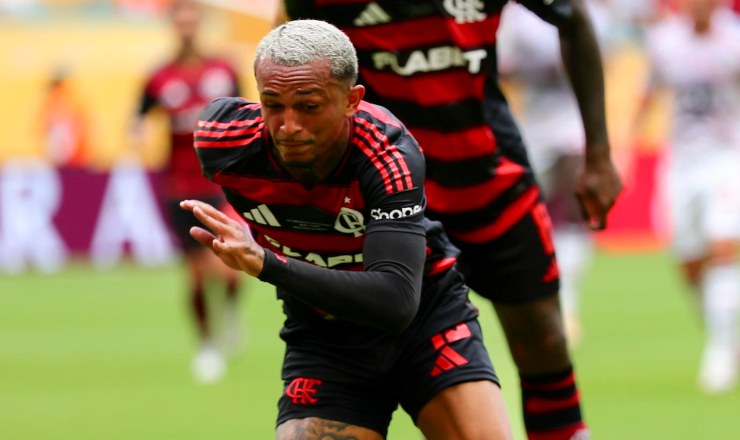 Wesley in azione con la maglia del Flamengo.