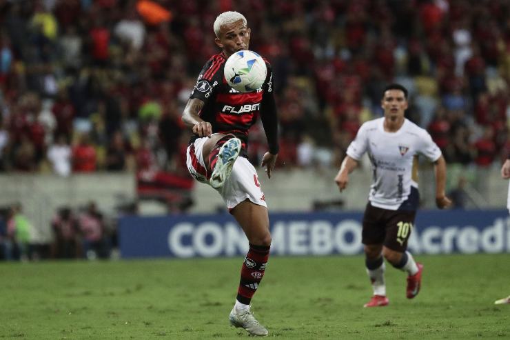Wesley mentre controlla il pallone